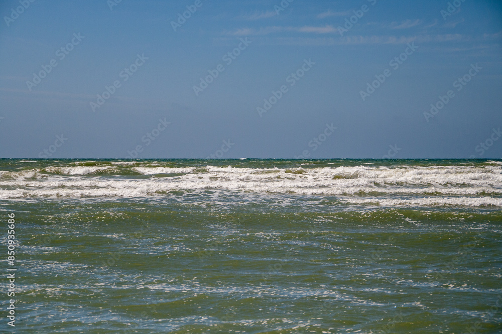 Schönes aber windiges Wetter im Sommer in der Normandie in Frankreich Schönes aber windiges Wetter im Sommer in der Normandie in Frankreich