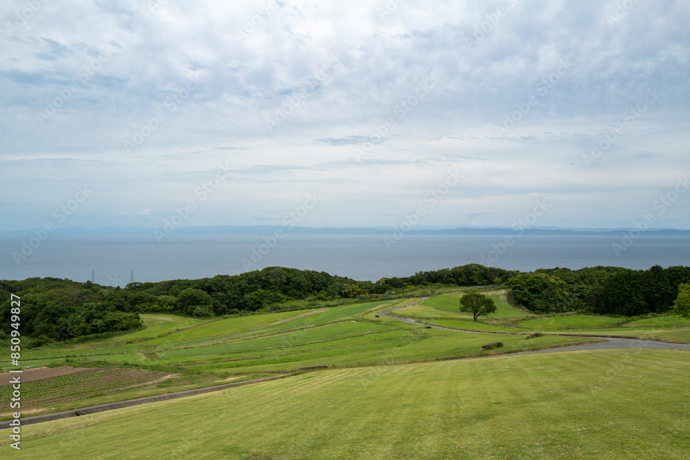 丘の上から海と空を眺める 丘の上から海と空を眺める