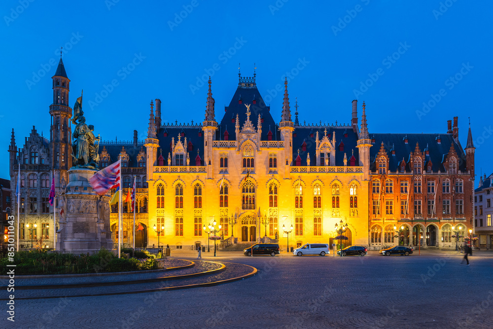 Fototapeta premium Night view of Provinciaal Hof, Provincial Court, on the Markt of Bruges, Belgium