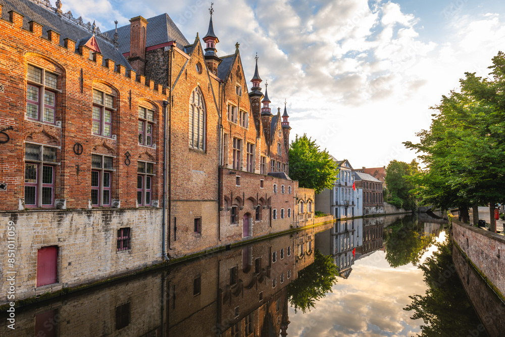 Obraz premium Scenery of the Dijver Canal in the historic center of Bruges, Belgium