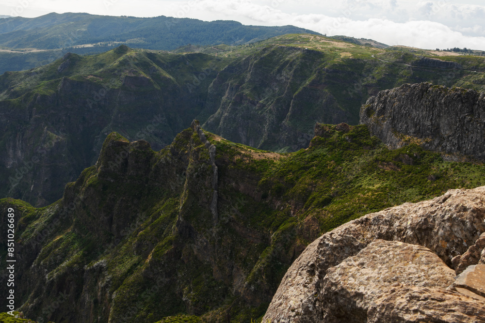Obraz premium Mountain trail Pico do Arieiro, one of the highest mountains in Madeira, Portugal