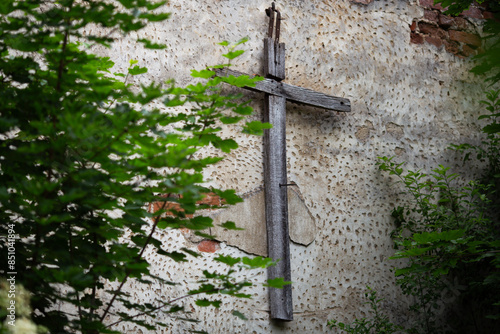 Holzkreuz hängt am Mauer photo