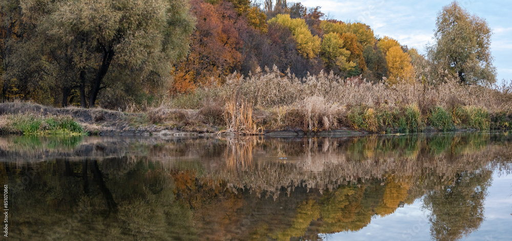 Φωτογραφία Panoramic view of vibrant autumn nature with a mirror-like reflection on the riv