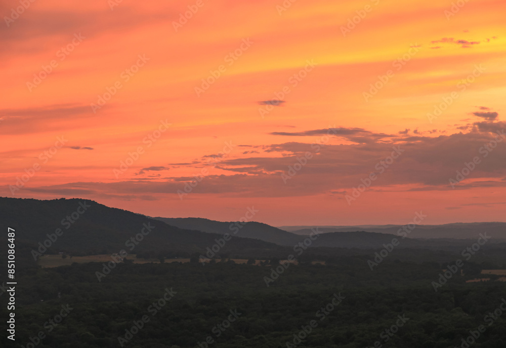 Fototapeta premium A beautiful sunset over the mountains in Buffalo City, Arkansas 