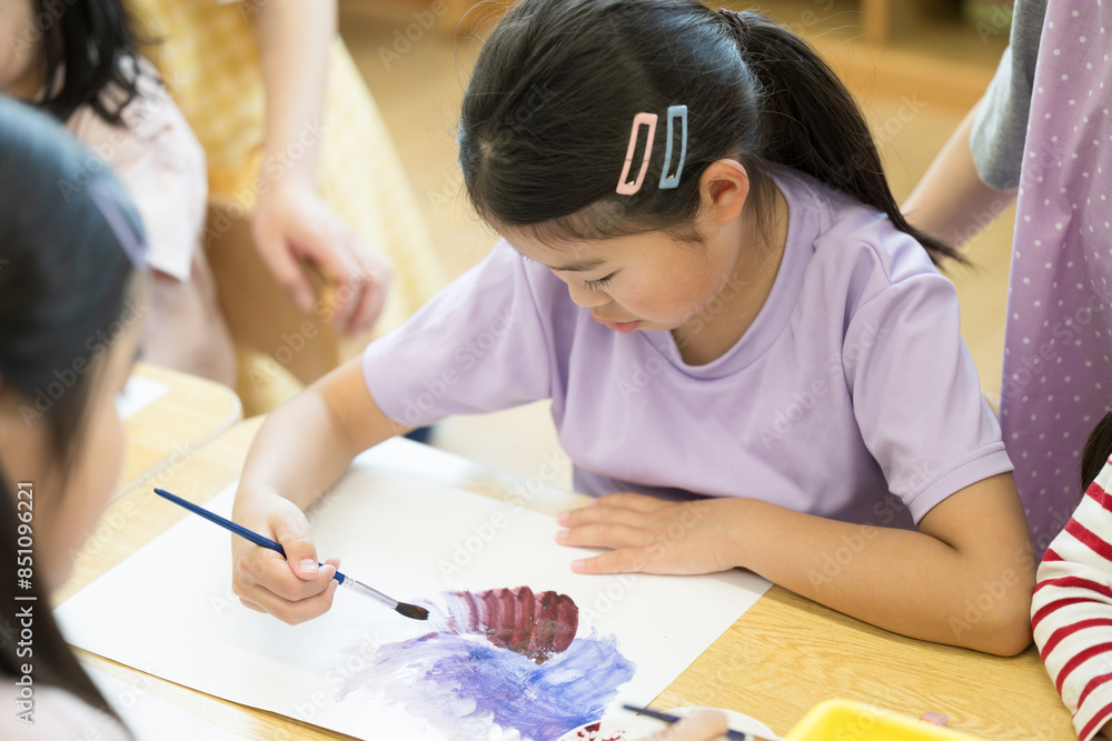 絵具で絵を描く小学生の子供 女の子 学校や学童、放課後デイサービスなどのイメージ 俯瞰 絵具で絵を描く小学生の子供 女の子 学校や学童、放課後デイサービスなどのイメージ 俯瞰