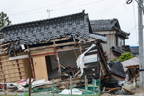 能登半島地震、倒壊している家の状況
