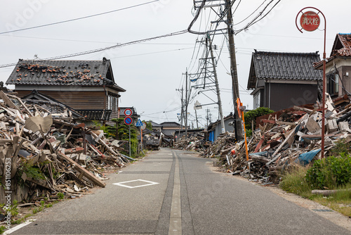 能登半島地震、瓦礫を道端に集めた後