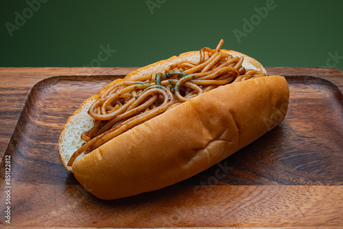 プレートに乗った美味しそうな焼きそばパン
