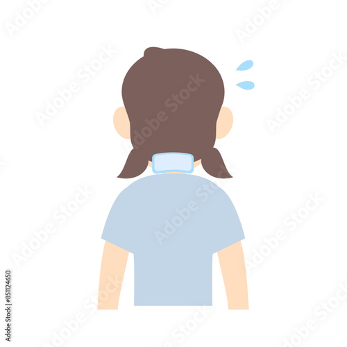首の後ろに冷却シートを貼る少女の背中