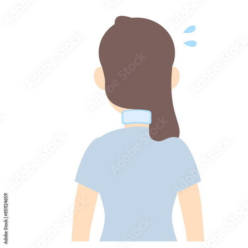 首の後ろに冷却シートを貼る女性