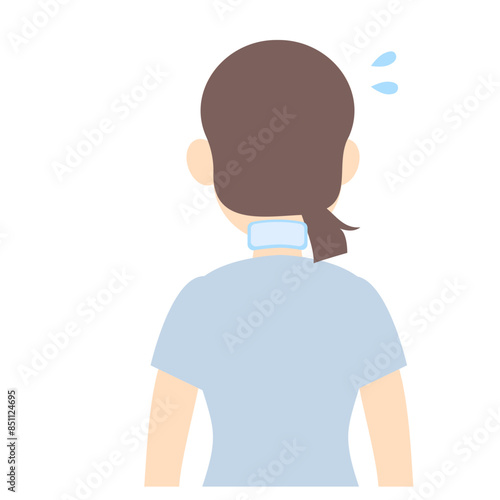 首の後ろに冷却シートを貼る女子