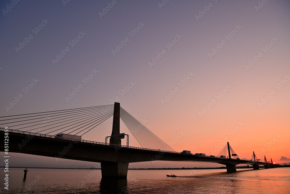 Obraz premium 朝日に照らされる伊勢湾岸自動車道