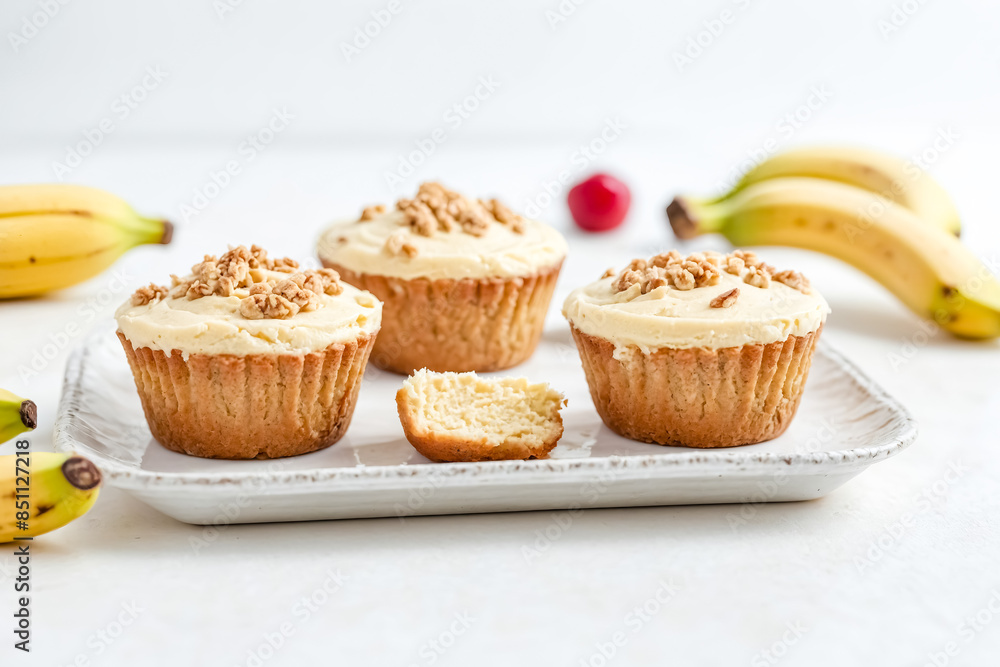 Delicious Banana Cupcakes with Cream Cheese Frosting and Granola Topping Delicious Banana Cupcakes with Cream Cheese Frosting and Granola Topping
