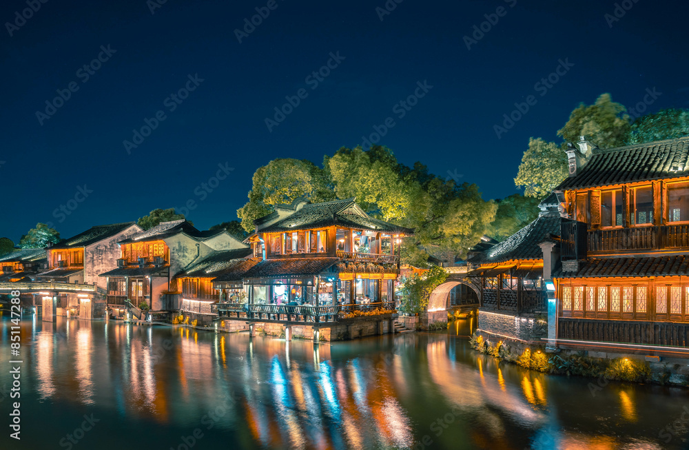 Obraz premium A Beautiful Historical Chinese water town at night