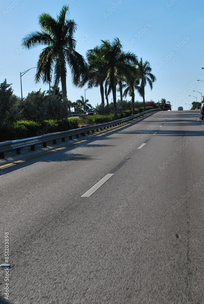 Cuenta Miami con modernos aeropuertos,asi como una red vial envidiable y en muy buenas condiciones.