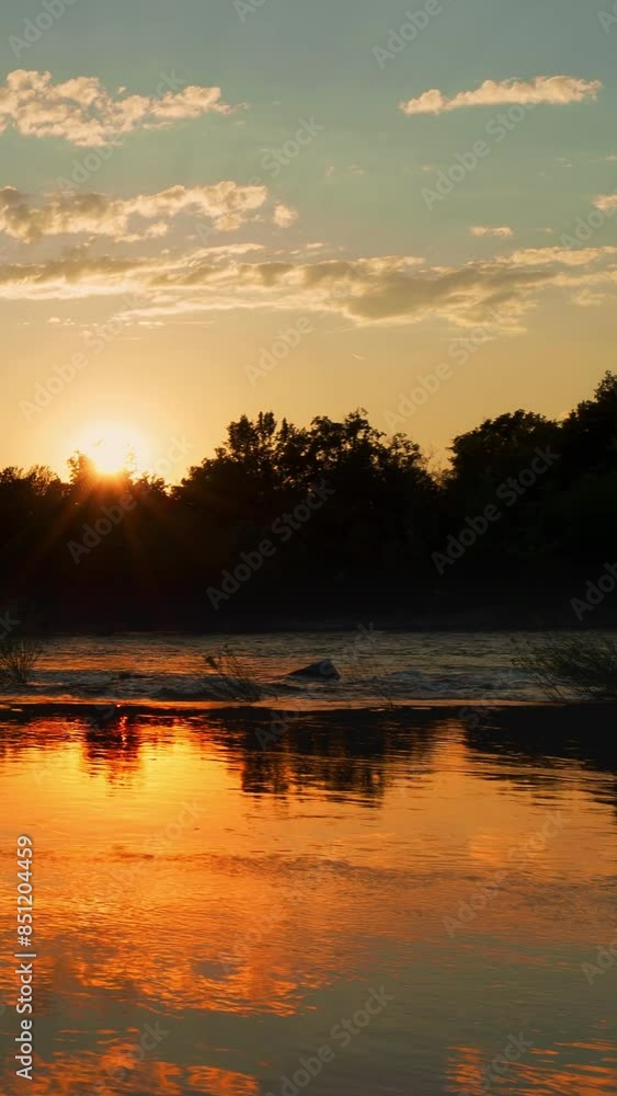 Vertical Timelapse -Fantastic Motionlapse on the river at sunset