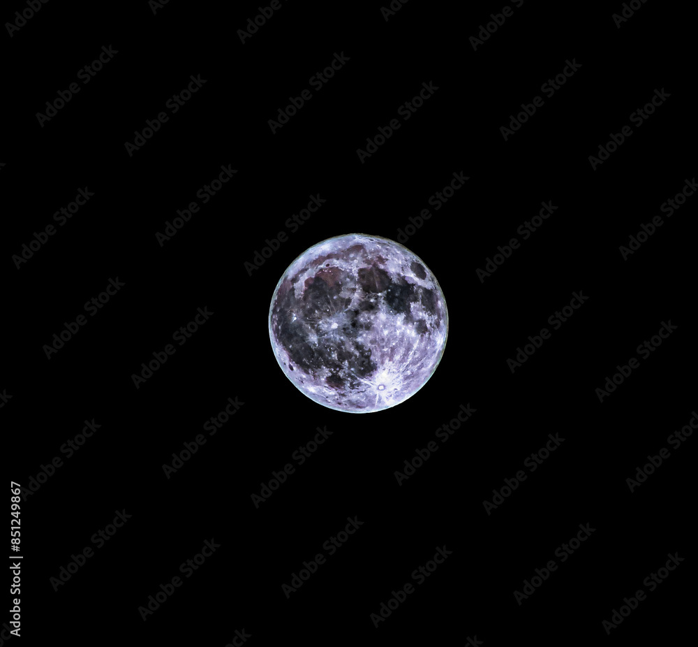 Naklejka premium Majestic Full Moon Illuminating the Night Sky