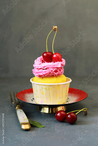 sommerliche Zitronen Cupcake mit Sauerkirschcreme