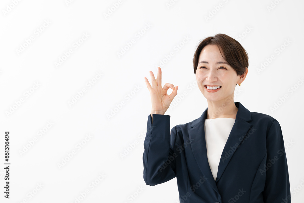 オッケーサインをする女性 オッケーサインをする女性