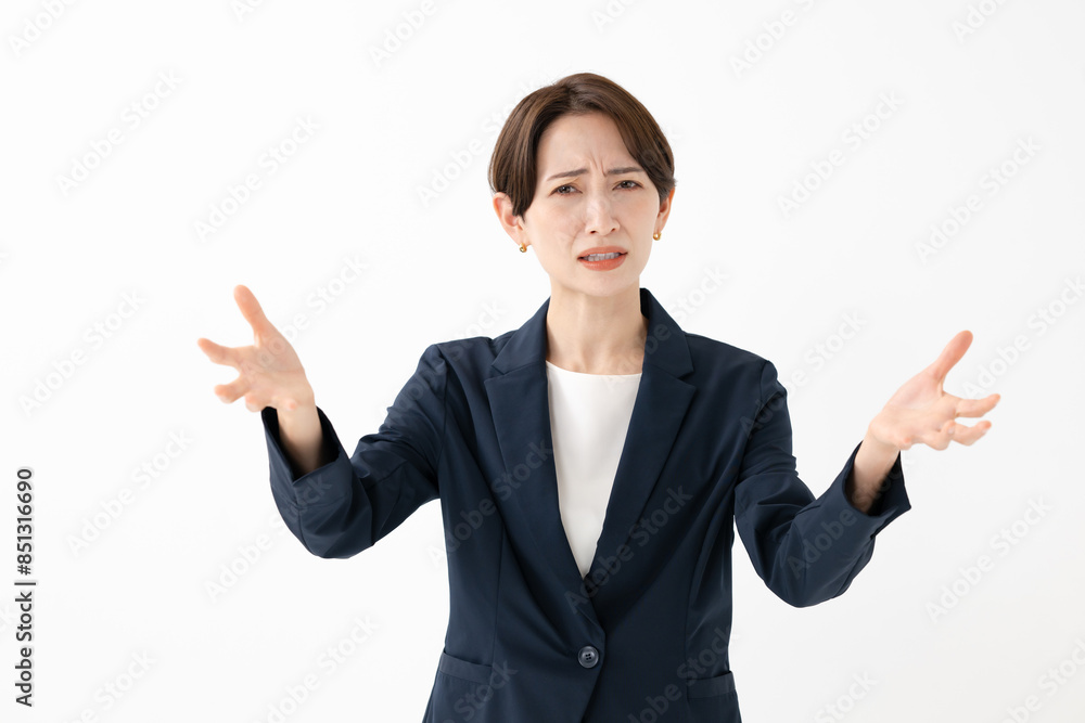 不満を訴える女性 不満を訴える女性
