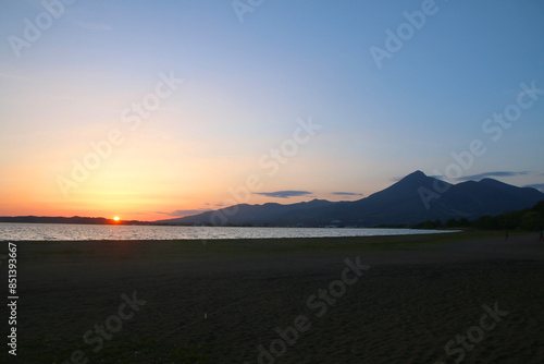 夕日の猪苗代湖と磐梯山・志田浜（福島県・猪苗代町）