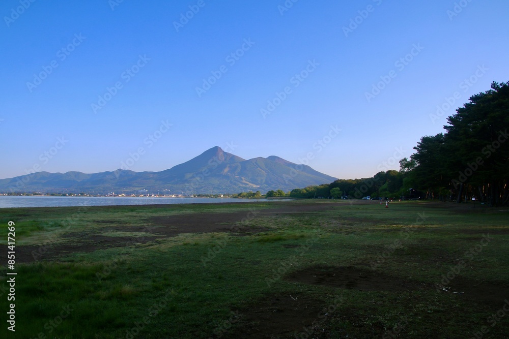 Fototapeta premium 早朝の猪苗代湖と磐梯山・天神浜（福島県・猪苗代町）
