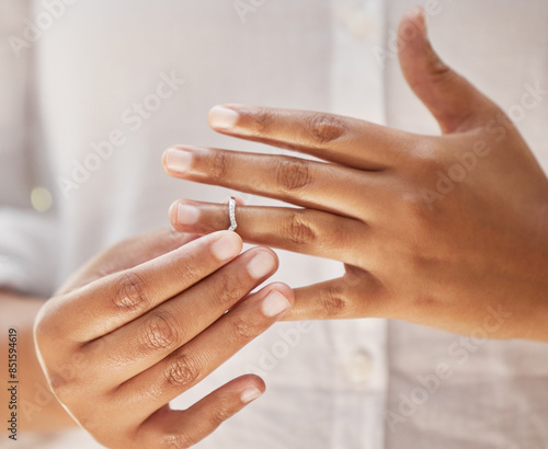 Fotografia Close up of woman taking off wedding ring