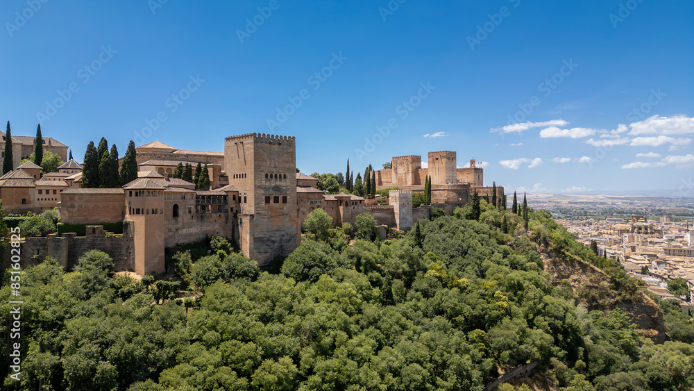 Vista aérea de la hermosa alhambra de Granada en Andalucía, España Vista aérea de la hermosa alhambra de Granada en Andalucía, España