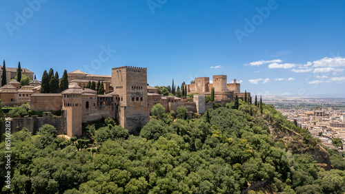 Vista aérea de la hermosa alhambra de Granada en Andalucía, España