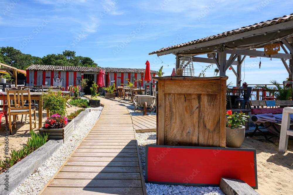 Obraz premium CAP FERRET (Bassin d'Arcachon, France). Cabane de dégustation d'huîtres au bord de la baie