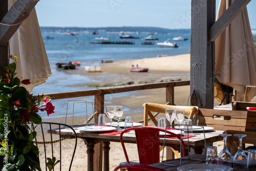 CAP FERRET (Bassin d'Arcachon, France). Cabane de dégustation d'huîtres au bord de la baie