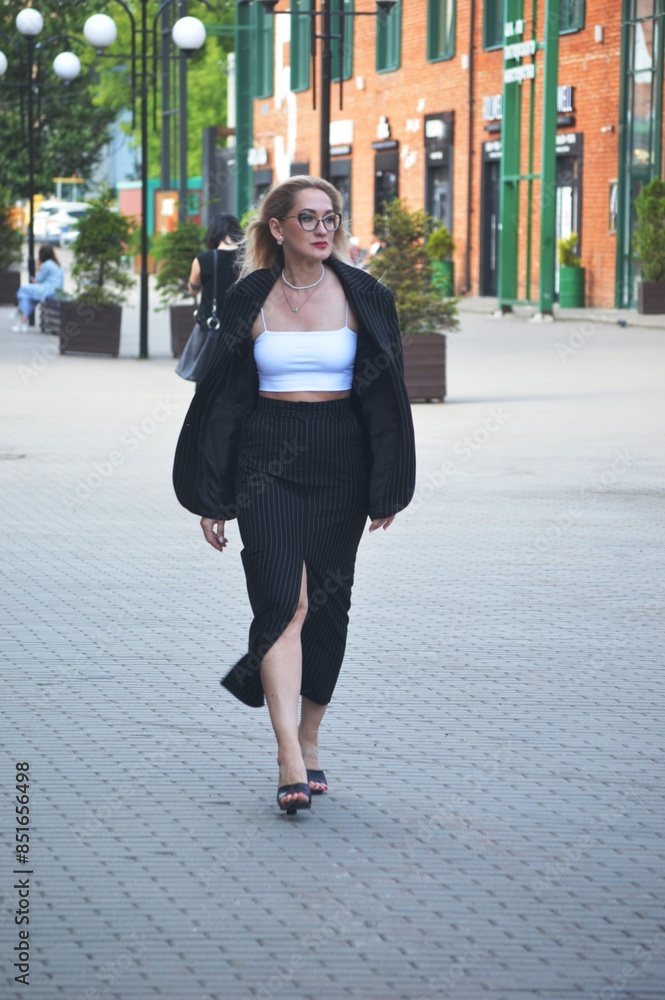 Obraz premium woman walking on the street