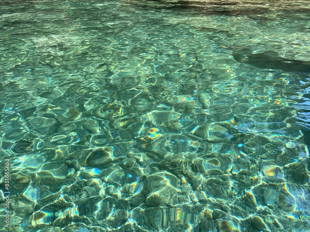 Fototapeta premium Clear transparent water with stones pebbles on seabed