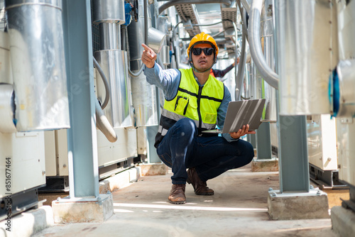 Foto An engineer checks the status of a large AHU air conditioner control valve