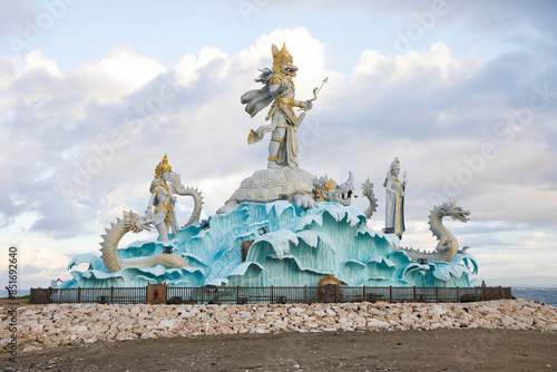 Obraz na płótnie Statue of Varuna in Pantai Jerman Beach in Kuta, Bali Island, Indonesia
w salonie