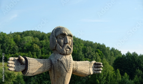 Foto old wooden pagan idol in forest, natural background