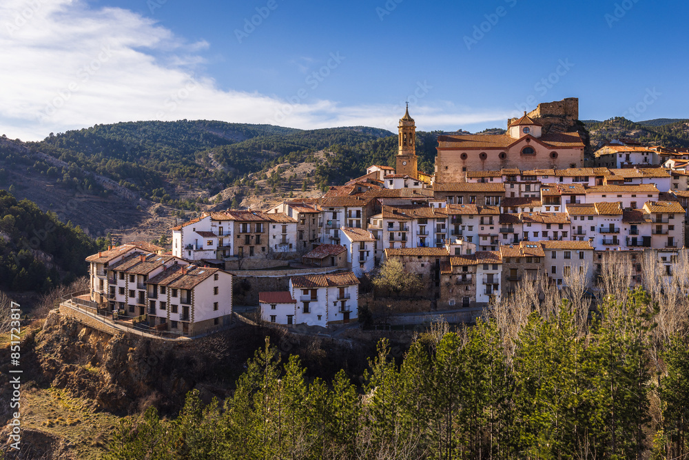 Obraz premium View to the town of Linares de Mora
