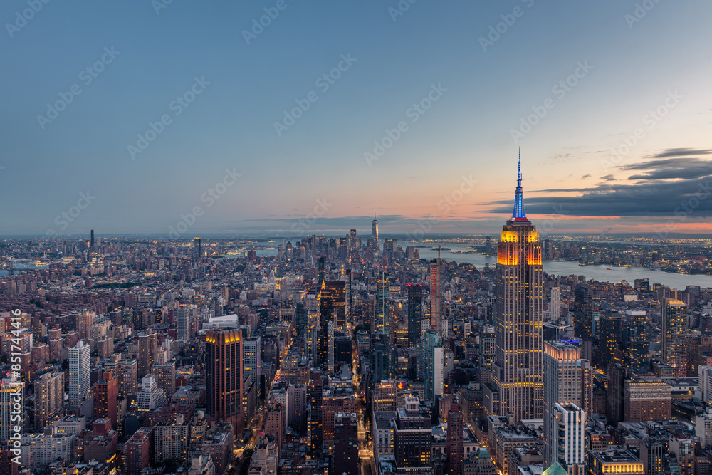 Naklejka premium Aerial view of the Empire State Building and downtown Manhattan at dusk, New York City.