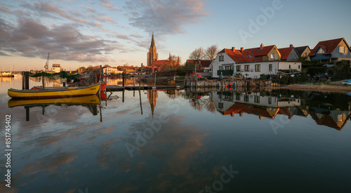Tableau sur toile Blick auf die Altstadt von Schleswig mit der Fischersiedlung Holm und der Domkir