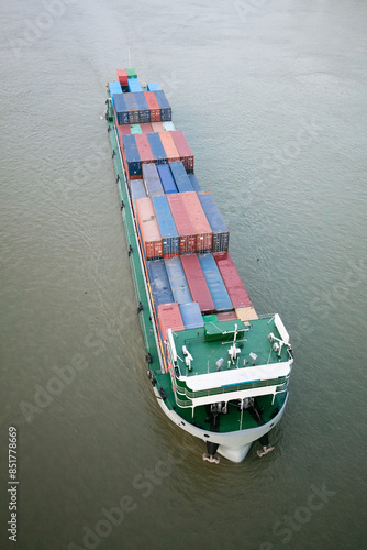 Принти на полотні JIUJIANG, CHINA - JUNE 15, 2024: Shipping containers and bulk vessels carrying production and household goods are busy on the Jiujiang section of the golden waterway of the Yangtze River