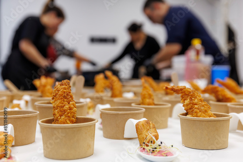 Employés préparant à manger dans des portions individuelles lors d'un événement d'entreprise