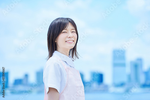 白衣とエプロンを着た若い女性 Free Download 白衣とエプロンを着た若い女性 - GFXLoad