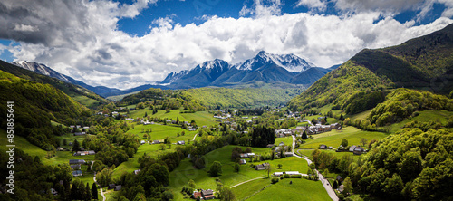 Panorama et vallée des Pyrénées photo
