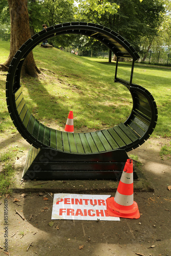 Mise en peinture de jeu d'enfant dans un parc photo