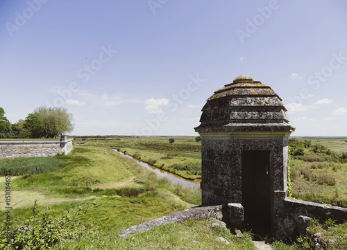 Bastions, tourelles et courtines sur les remparts de la Citadelle fortifiée de Hiers-Brouage face au vaste paysage du marais Charentais et des chenaux ensablés
 photo