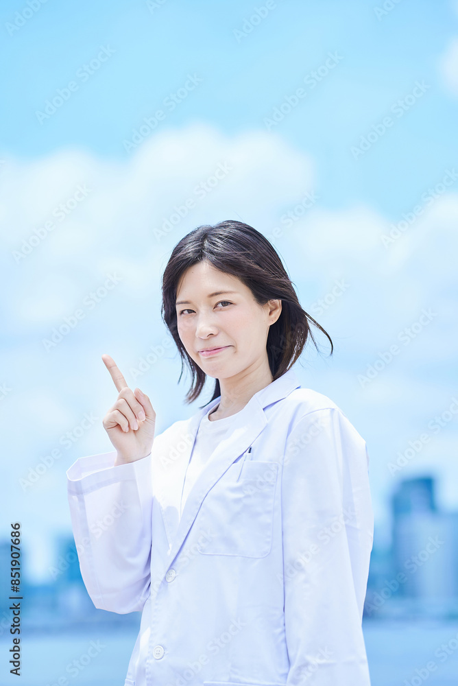 白衣を着た若い女性