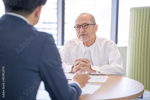商品サービスの説明を受ける男性シニア