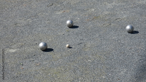 Partie de pétanque sous le soleil