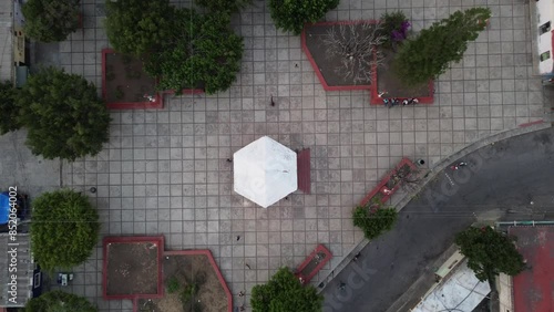 En los panoramas y paisajes se encuentra un nuevo comienzo y vida. Experiencias nuevas y estructuras complejas de Drone volando. 