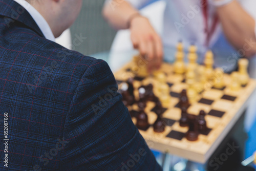 Foto Chess tournament, kids and adults participate in chess match game in indoor hall